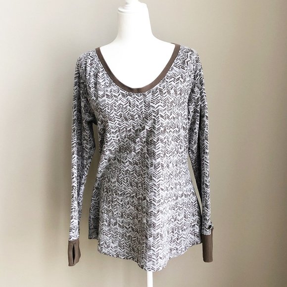 Athleta Tops - Athleta Taupe & Grey Abstract Chevron Yoga Top L